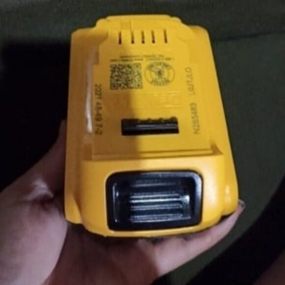 20V Max Premium XR Li-Ion Battery Pack - Picture 2 of 2